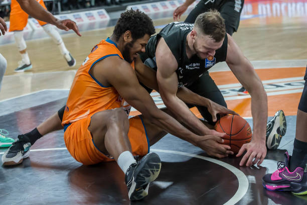 但季后赛屡 但季后赛屡